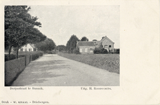 8865 Gezicht op de Dorpsstraat te Bunnik uit het noorden, met rechts de voorzijde van de school, later genaamd De Grondslag.